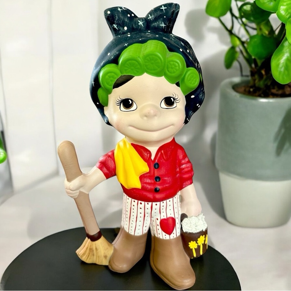 Vtg Collectible Atlantic Mold 'Helga The Cleaning Lady' Figurine ~ Expert Paint